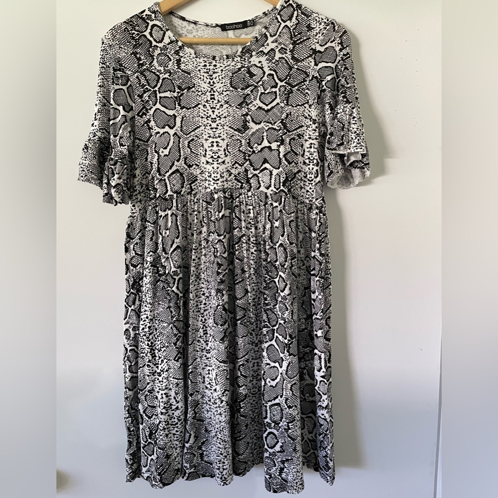 Knee length basic maternity dress. - Picture 1 of 4